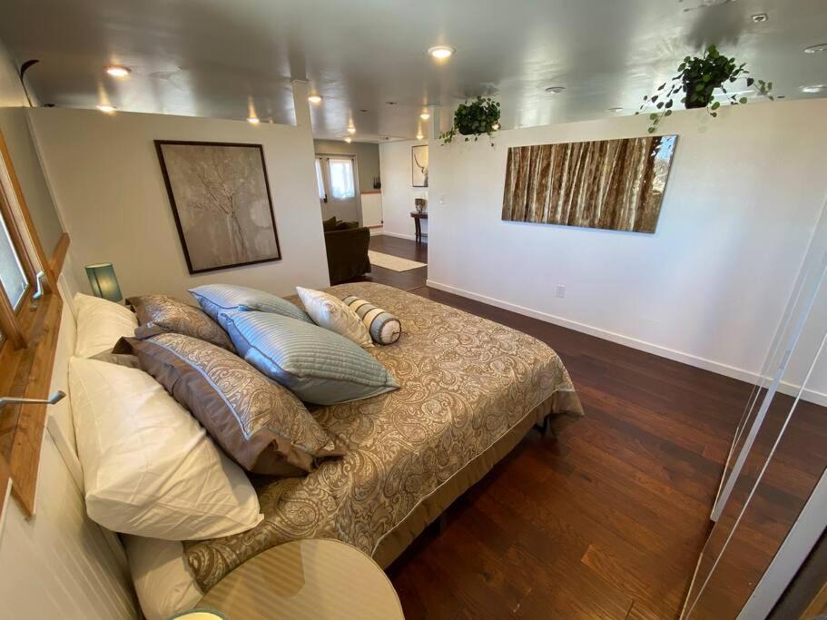 Loveland House | Roof-top stay, king-size bed, views of Loveland
