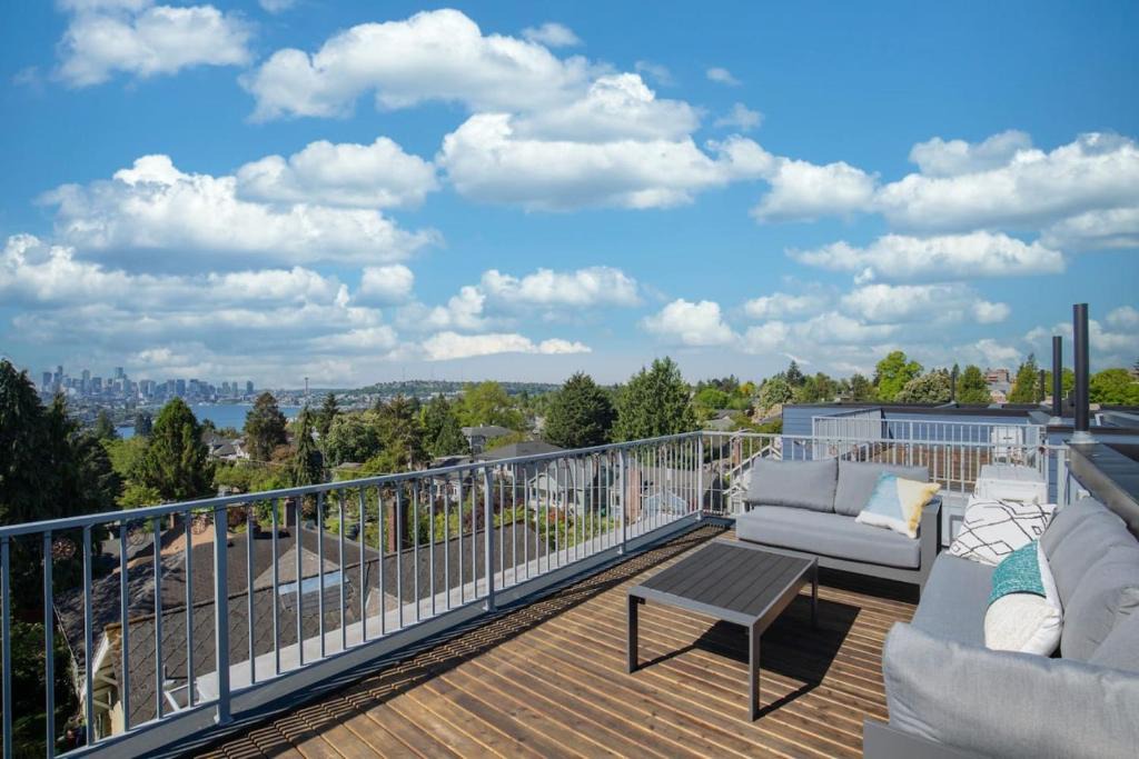 Wallingford House | Rooftop Patio with Waterview, Private Garden & Grill 3BR 3BA- Modern Cityscape