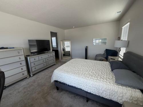 Commerce City House | Room near DIA