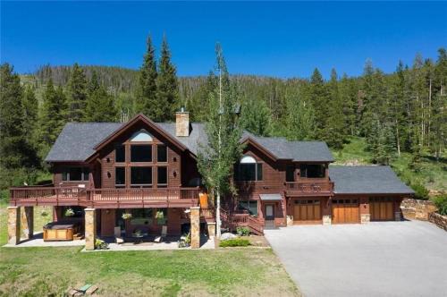 The Highlands House | Rounds Retreat, Stunning Views and Close to Town