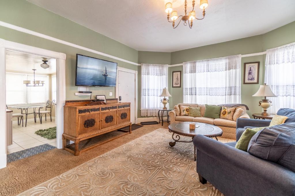 Downtown Reno Apartment | Rustic 2-Bedroom walking distance to Downtown