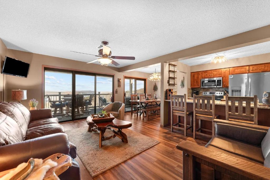 Indian Point Apartment | Rustic-Luxe Lakeview Condo near Silver Dollar City