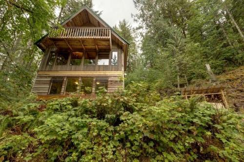 Glacier House | Rustic Mt. Baker Chalet | Hot Tub, Pet Friendly & Sleeps 6