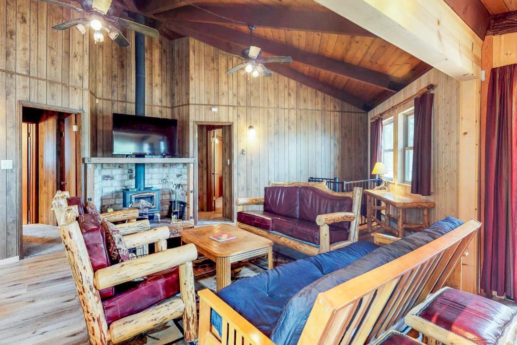 Groveland House | Rustic Retreat