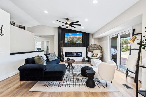 West Sedona House | Sage House Modern Retreat Hot Tub, Theater, GmRm!