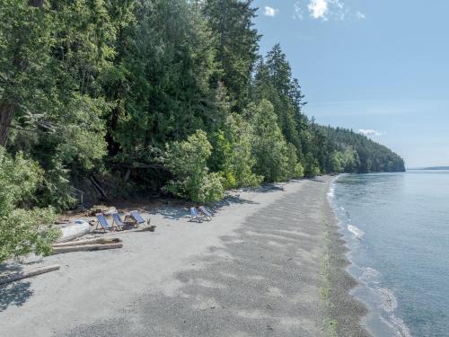 Eastsound House | Sandy Beachfront, Hot Tub, Pet-Friendly, Kayaking