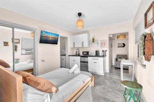 Almont Apartment | Santorini Blu Chic Beach Studio Steps to Ocean