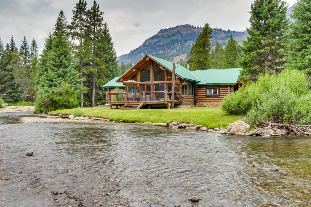 Cooke City-Silver Gate House | Scenic Montana Cabin Rental ~ 1 Mi to Yellowstone!