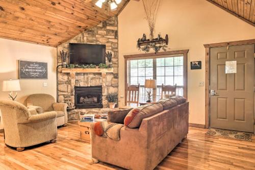 Branson West House | Screened Deck: Cozy Branson West Cabin!