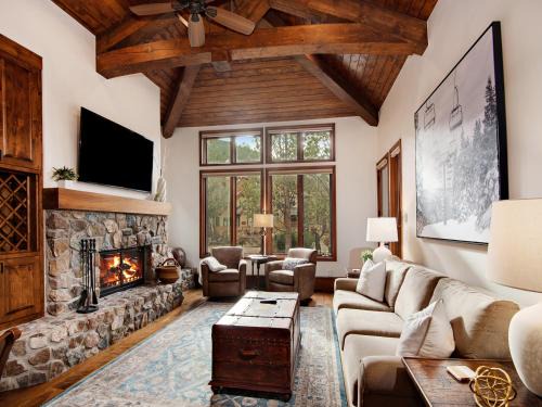 Edwards Apartment | Seasons Lodge 206
