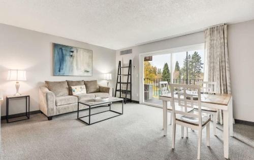 Bend House | Second-floor - Riverfront Condo Near Downtown Bend