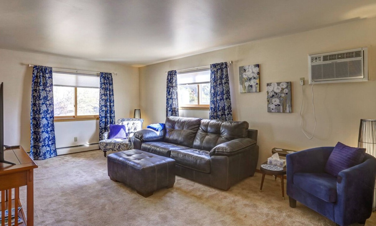 Rapid City Apartment | Secure upstairs Apt great for small family, convenient to dwtn and Parks!
