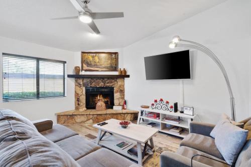 Oak Creek House | Sedona Airbnb - Sedona Golf, Pool and Hot tub by Bell Rock-Views