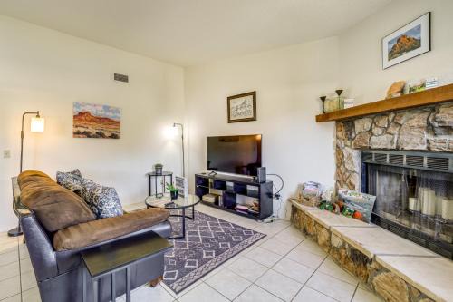 Oak Creek House | Sedona Condo on Golf Course w/Pool Access!