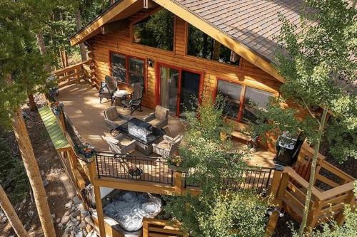 Blue River House | Serendipity Lodge, Cozy Home on the River, Private Hot Tub, New Pet Friendly Listing