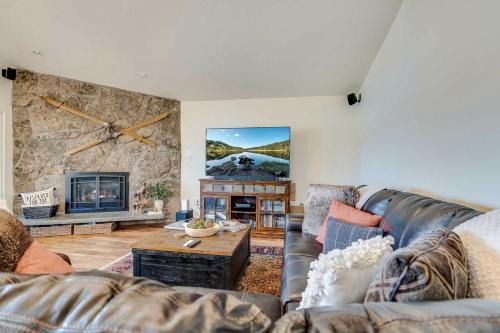 Dillon House | Serene Nordic-Inspired Lakeside Retreat with Panoramic Mountain Views Near Breckenridge, Dillon, Colorado