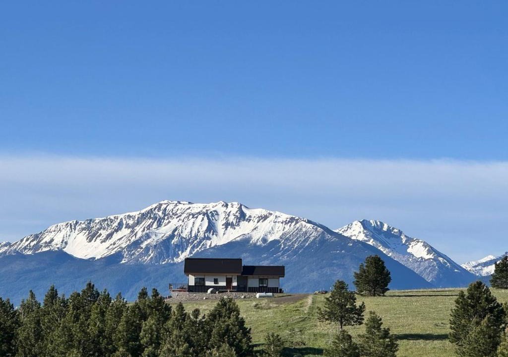 Enterprise House | Serene Traditional Japanese Folk House Kominka with Majestic Mountain Views, Full Kitchen, and Soaking Tub