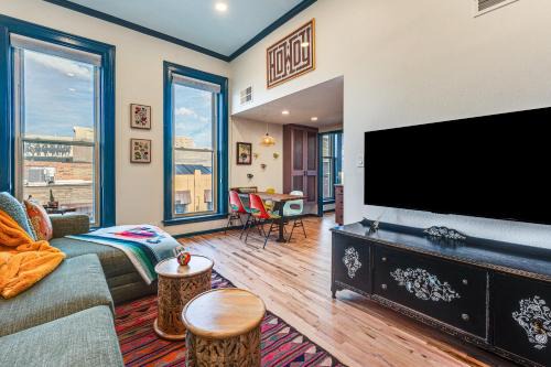 Golden House | Shop, Dine, Unwind! Couples Retreat in Dtwn Golden