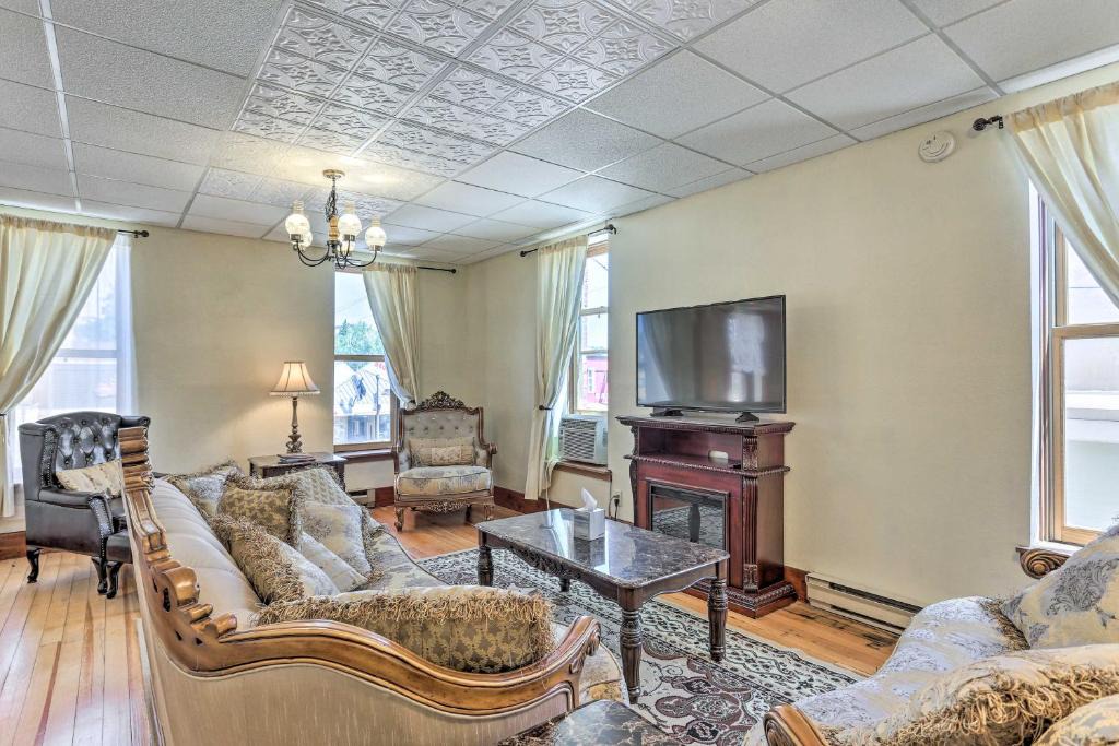 Custer Apartment | Shop, Hike & Explore! Historic Dtwn Custer Apt