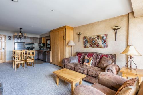 Big Sky Apartment | Shoshone 1960