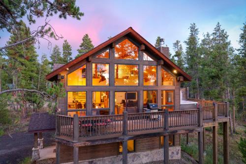 Sunset Ridge House | Silver Lining Lodge 374 I Amazing Views I Private Hot Tub I Activity Program