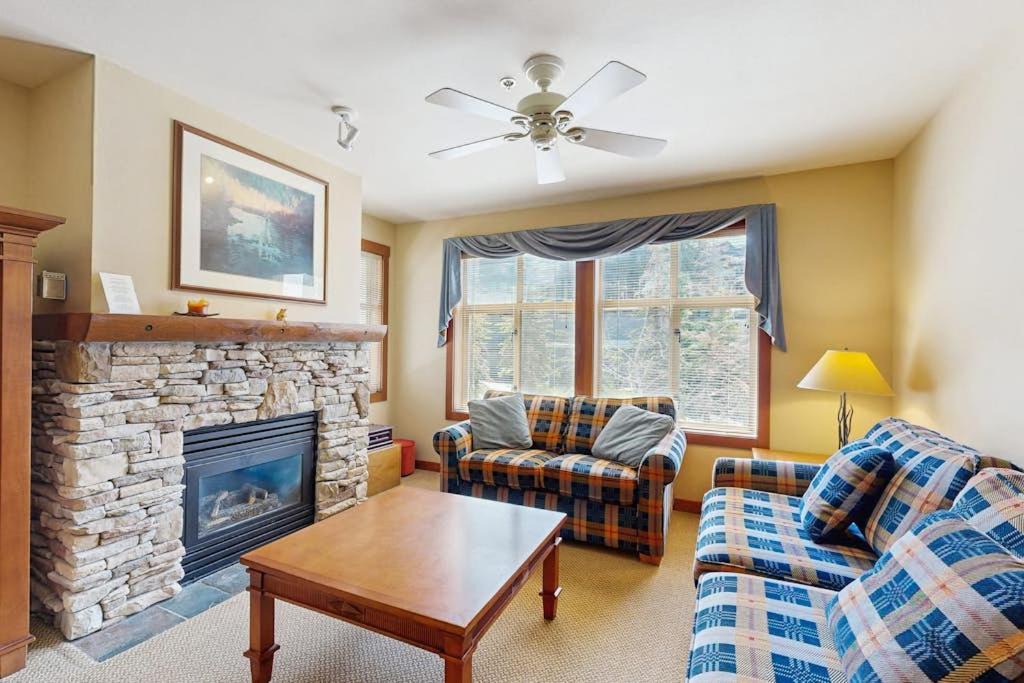 Salt Lake Mountain Resorts House | Ski-in - ski-out condo with mountain view shared hot tub pool & resort amenities