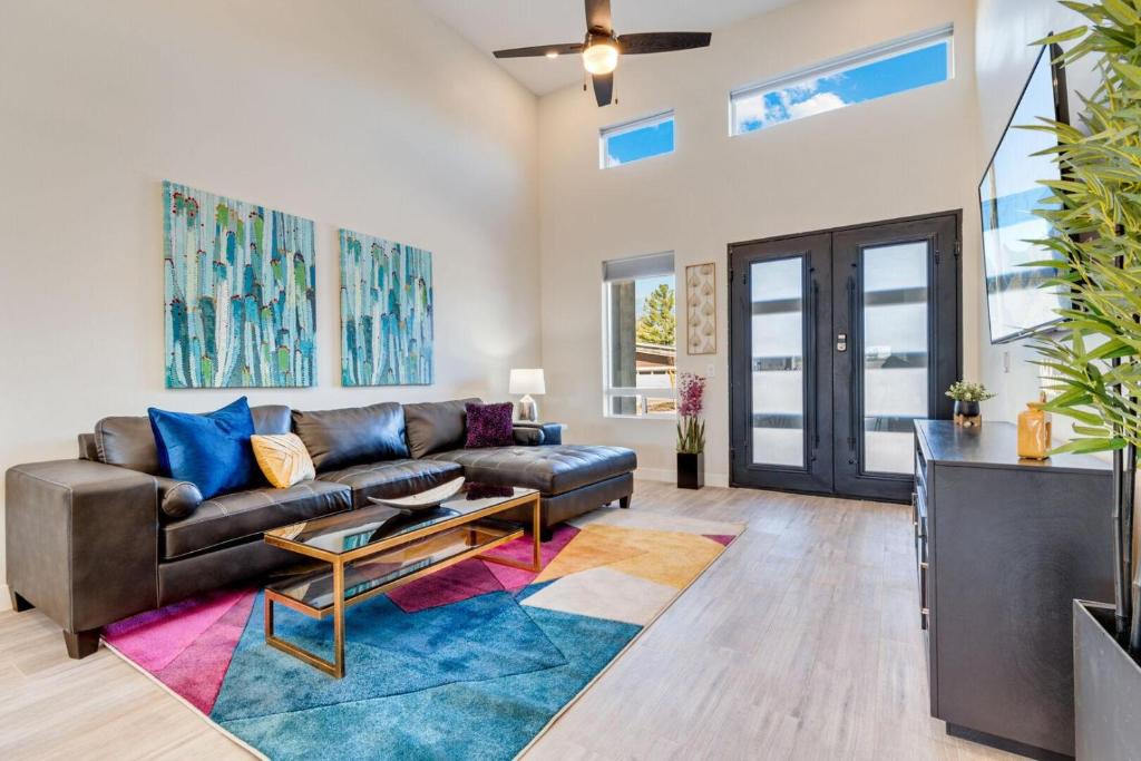 Chandler House | Sleek Escape