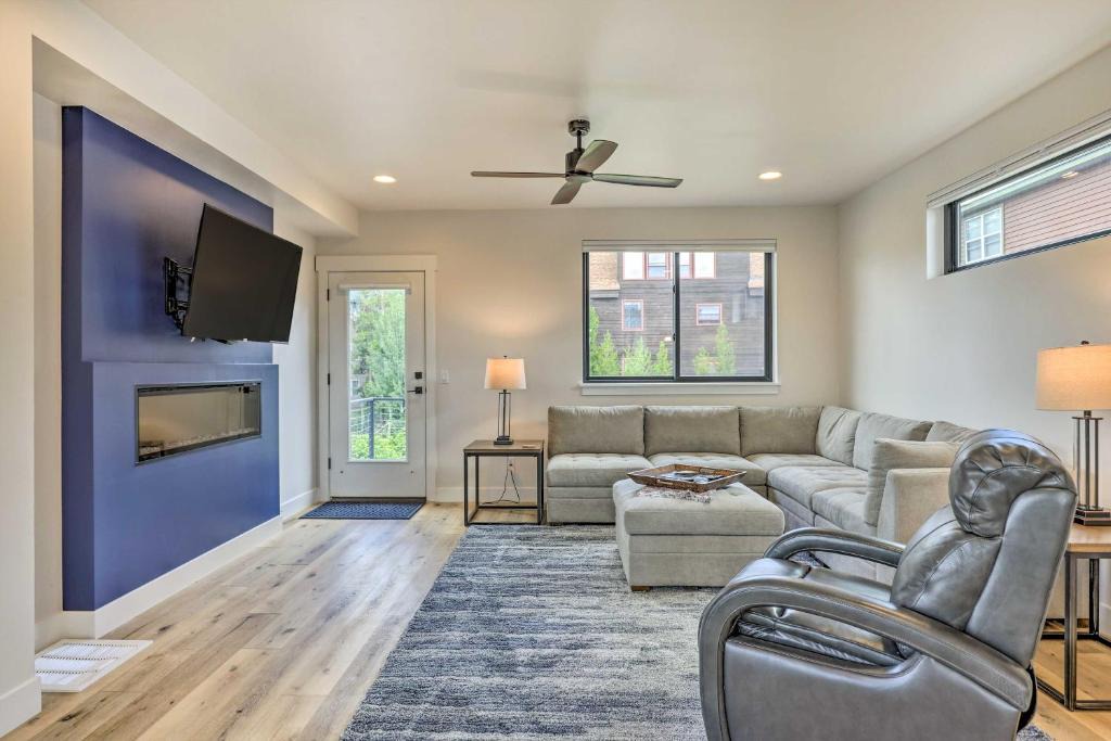 Fraser House | Sleek Fraser Townhome < 8 Mi to Winter Park!