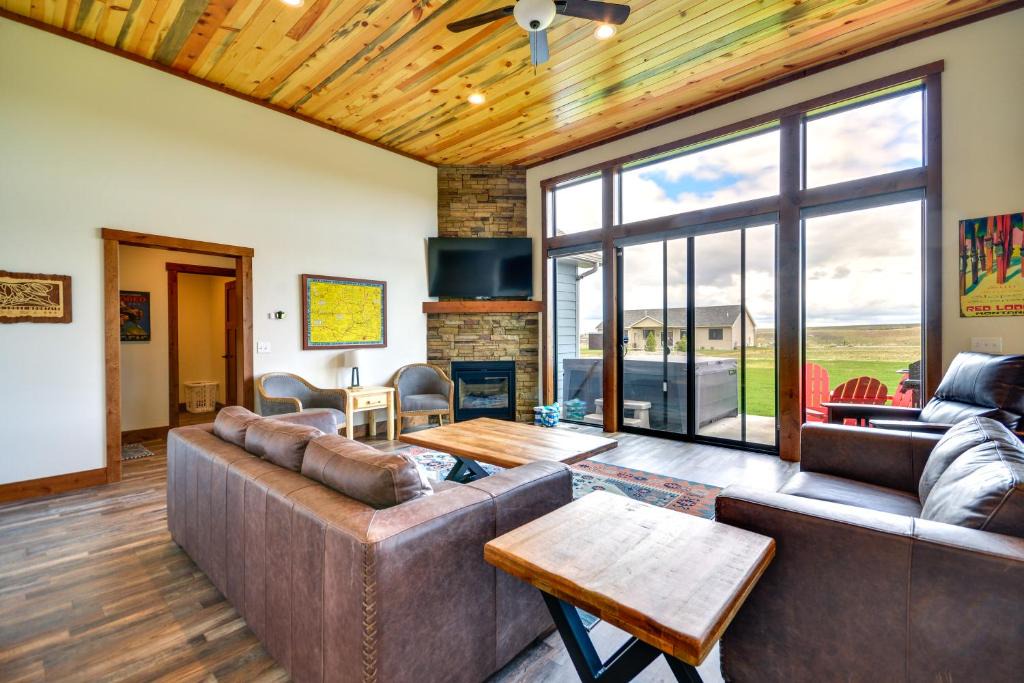 Red Lodge House | Sleek Red Lodge Home Rental w/Private Hot Tub!