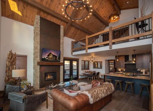 Estes Park House | Slice of Heaven just steps from Lake Estes! Indoor/Outdoor Fireplace and Jacuzzi