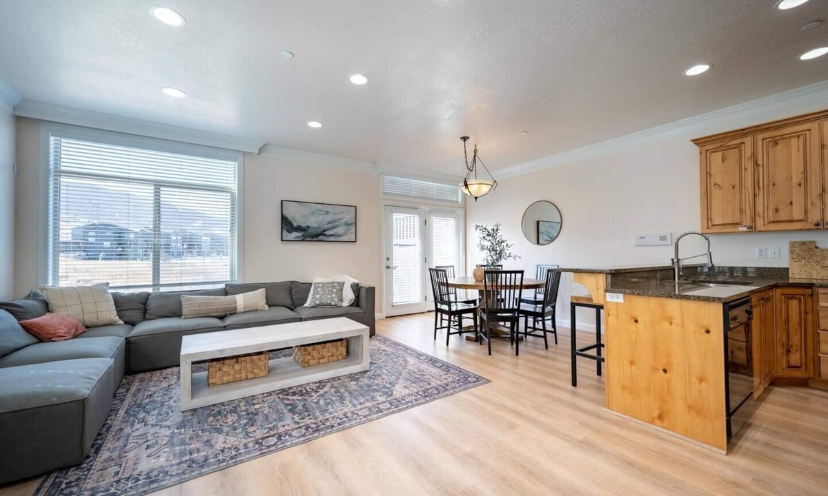 Ogden House | Snowbasin Lakehouse LS27 | Ski Getaway | Hot Tub