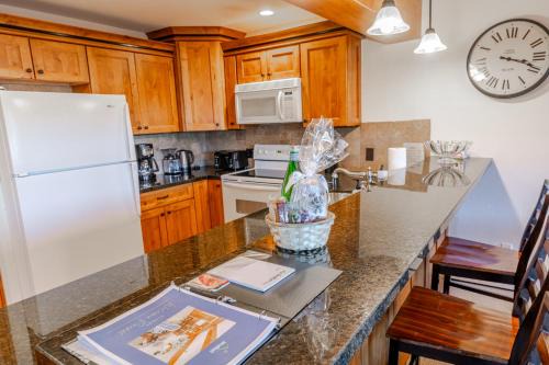 Snowmass Village Apartment | Snowmass 2br Getaway Pool, Hot Tub & Ski Access - D2