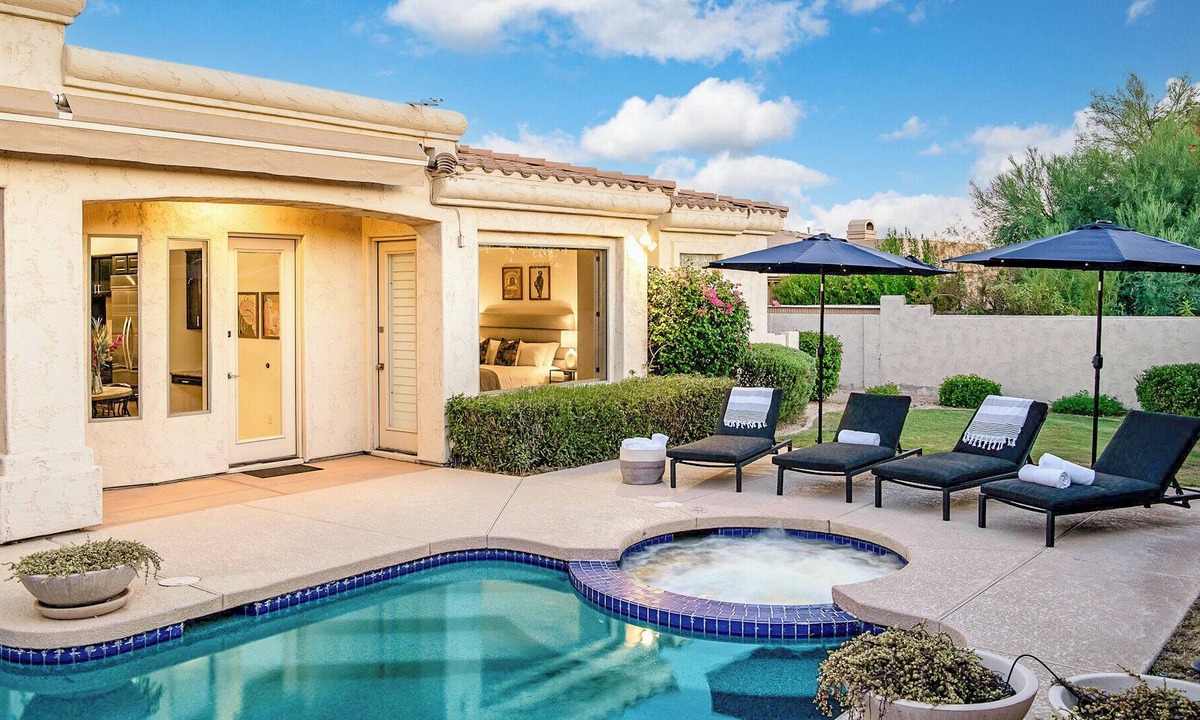 Sonoran Hills House | Solstice by AvantStay | Contemporary Oasis w/ Pool, Spa & Bar in Gated Community