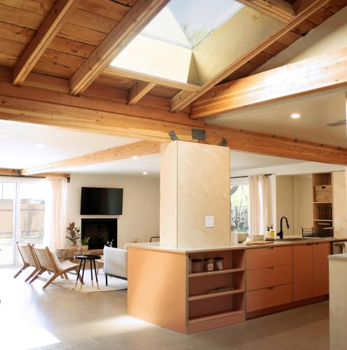 Tucson House | Sonoran Peach - Light-Filled 5BR near TMC