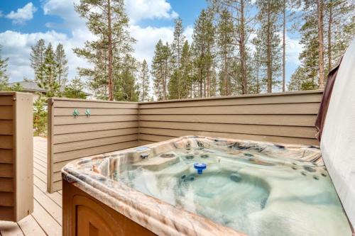 Deer Park House | Sophisticated home with a private hot tub pool table bikes & SHARC Passes