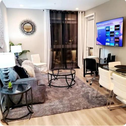 Los Angeles Apartment | Spacious 2 bed 2 bath, Pool, Hottub, Wifi, 24 hr Fitness, Parking