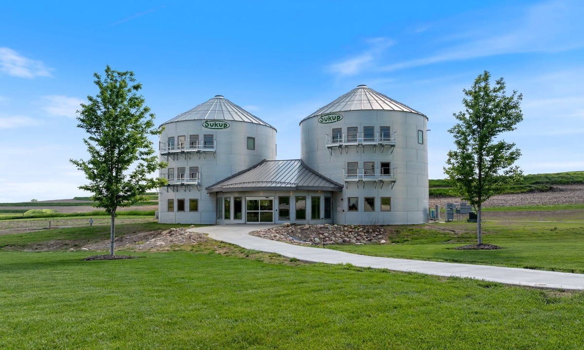 Pottawattamie County House | Spacious and modern guestrooms located a short drive from Omaha/Council Bluffs