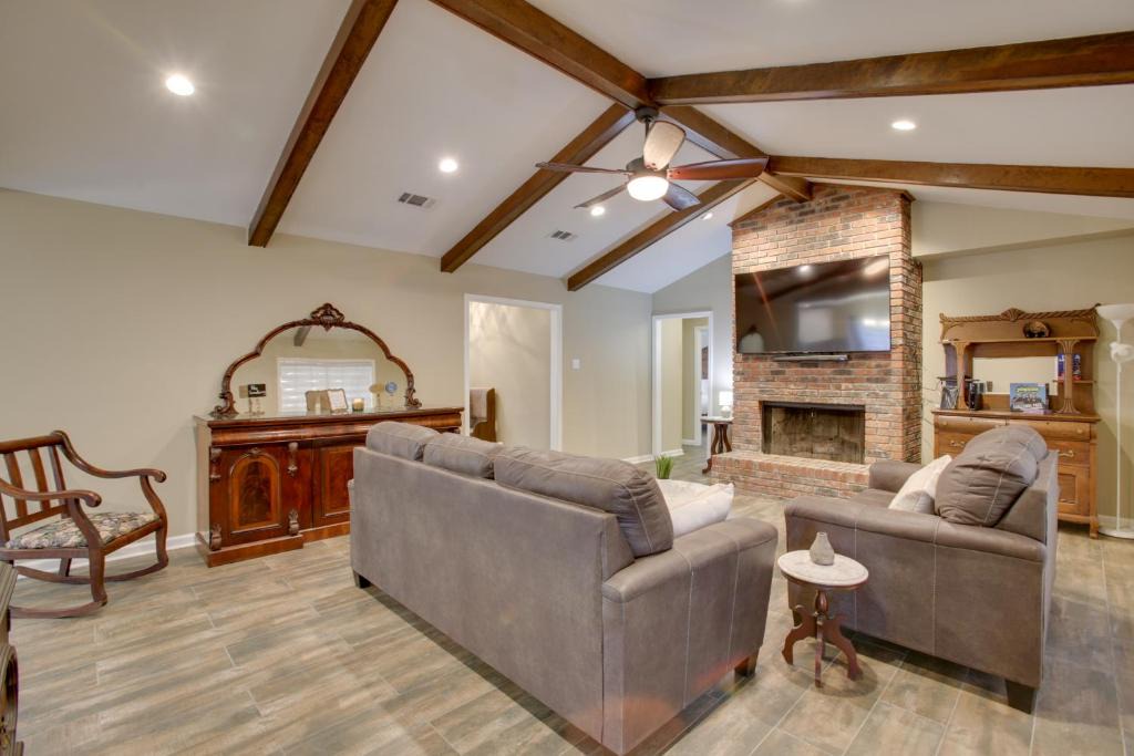 Broadmoor House | Spacious Baton Rouge Home Rental: 12 Mi to LSU!