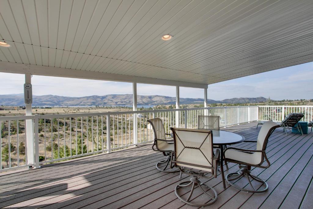 Helena House | Spacious Canyon Ferry Lake House with Bar & Views!