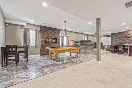 Skyland House | Spacious City Park Golf House - Hot Tub & Theater