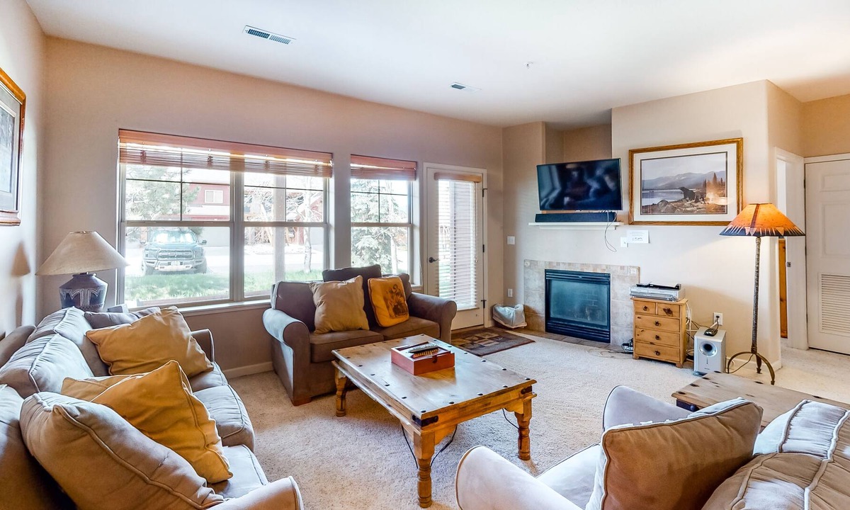 Fraser Condo | Spacious Condo w/ Gas Fireplace, WiFi, W/D - Steps to Shuttle/Fraser River Trail