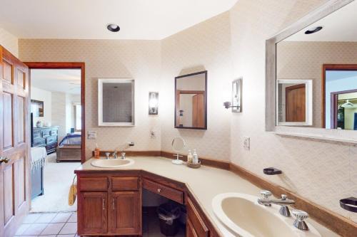 Estes Park House | Spacious, Dog-Friendly Home w/Private Hot Tub on Large Deck, Mtn Views
