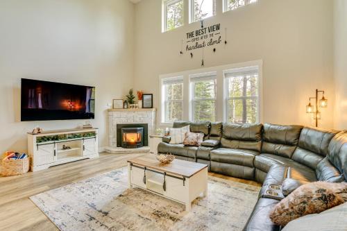 Tamarack Resort House | Spacious Donnelly Family Home w/Private Hot Tub!