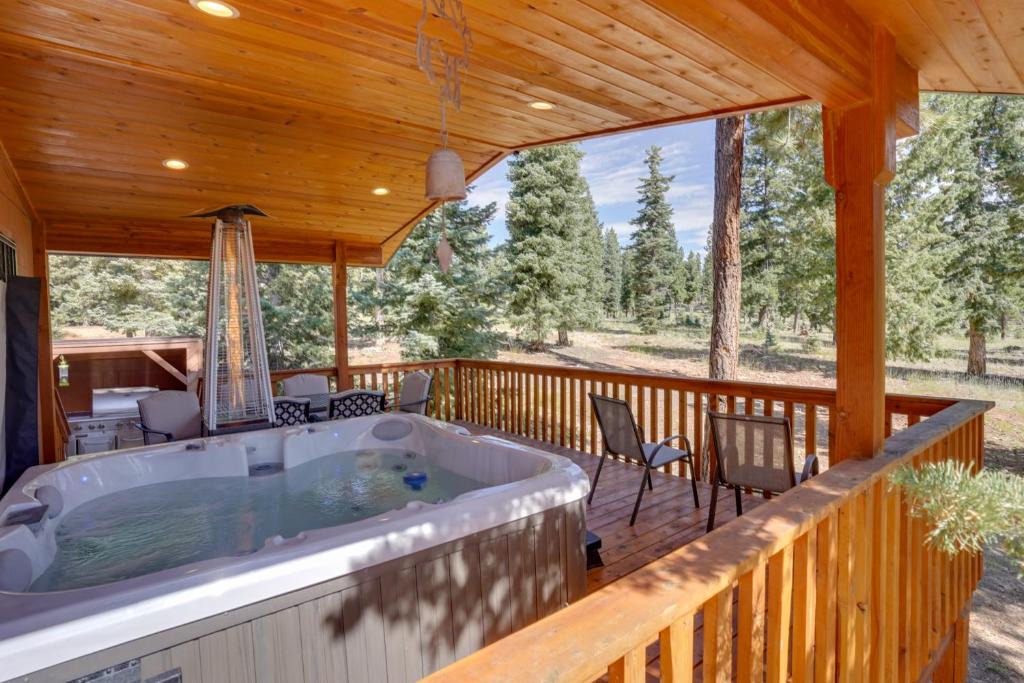 Duck Creek Village House | Spacious Duck Creek Village Cabin w/Hot Tub!