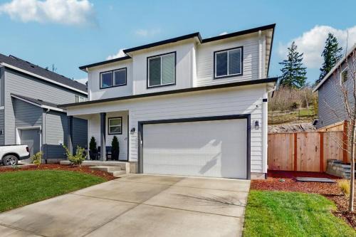 Eugene House | Spacious family friendly home with full kitchen enclosed yard washer & dryer