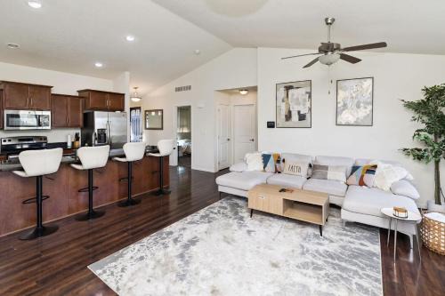 Berwick House | Spacious Family Getaway in Des Moines