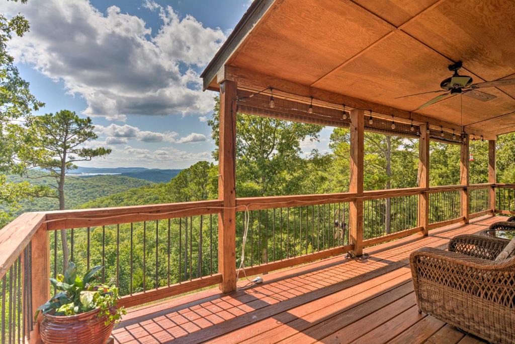 Eureka Springs House | Spacious Log Cabin w/Fire Pit & Game Room!