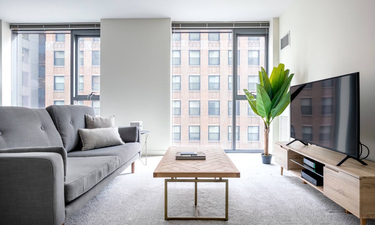 Downtown Chicago Apartment | Spacious Loop 1BR w/Pool, Gym, nr. the L & Riverwalk, by Blueground