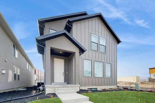 Park City House | Spacious luxury multi-level home with en-suites patio balcony & hot tub