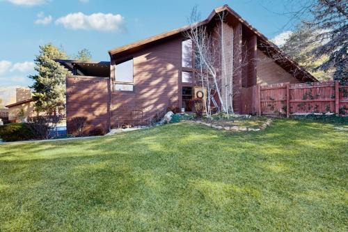 Cottonwood Heights House | Spacious split-level townhome with private hot tub & game room -close to canyons